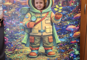 Dziecko w fotobudce kosmonauty.