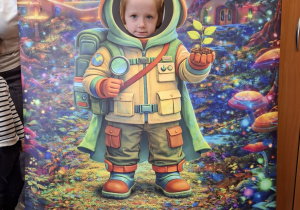 Dziecko w fotobudce kosmonauty.