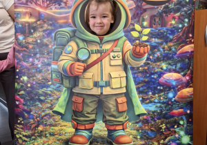 Dziecko w fotobudce kosmonauty.
