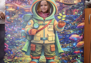 Dziecko w fotobudce kosmonauty.