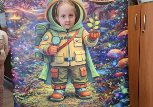 Dziecko w fotobudce kosmonauty.