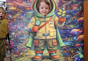 Dziecko w fotobudce kosmonauty.