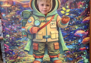 Dziecko w fotobudce kosmonauty.