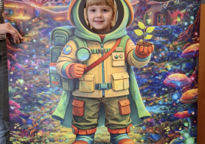 Dziecko w fotobudce kosmonauty.