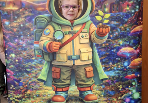 Dziecko w fotobudce kosmonauty.