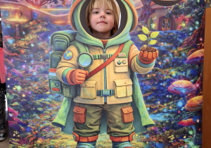 Dziecko w fotobudce kosmonauty.