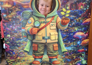 Dziecko w fotobudce kosmonauty.