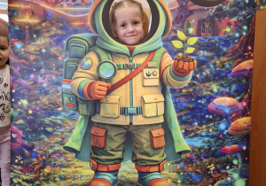 Dziecko w fotobudce kosmonauty.