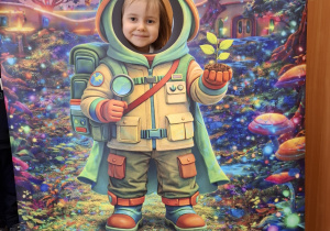 Dziecko w fotobudce kosmonauty.