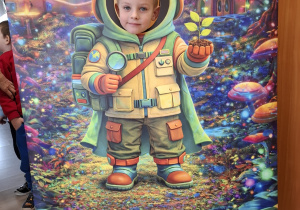 Dziecko w fotobudce kosmonauty.