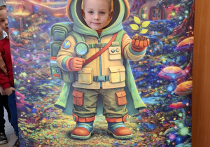 Dziecko w fotobudce kosmonauty.