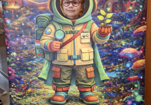 Dziecko w fotobudce kosmonauty.