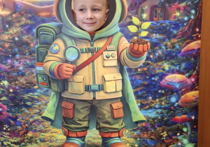 Dziecko w fotobudce kosmonauty.