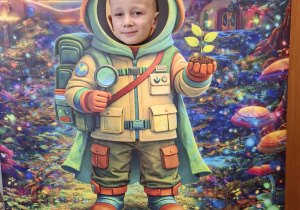 Dziecko w fotobudce kosmonauty.