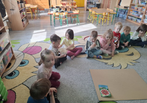 Dzieci na dywanie podczas wprowadzenia do tematu.