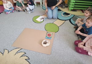 Dzieci na dywanie podczas wprowadzenia do tematu.