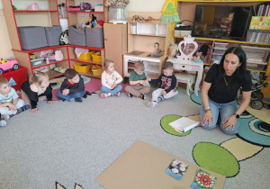 Dzieci na dywanie podczas wprowadzenia do tematu.