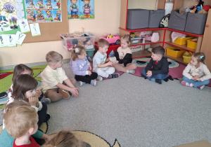 Dzieci na dywanie podczas wprowadzenia do tematu.