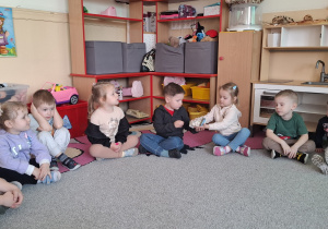 Dzieci na dywanie podczas wprowadzenia do tematu.