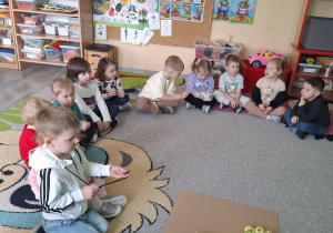 Dzieci na dywanie podczas wprowadzenia do tematu.