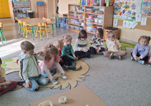 Dzieci na dywanie podczas wprowadzenia do tematu.