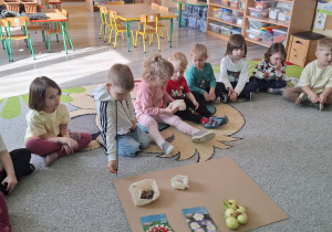 Dzieci na dywanie podczas wprowadzenia do tematu.