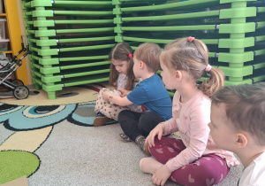 Dzieci na dywanie podczas wprowadzenia do tematu.