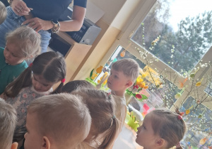 Dzieci sadzą cebulki roślin.