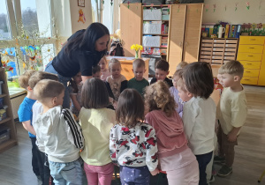 Dzieci sadzą cebulki roślin.