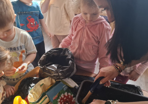 Dzieci sadzą cebulki roślin.