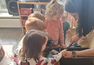 Dzieci sadzą cebulki roślin.