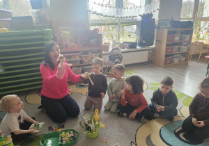 Przeliczanie kwiatków w ogródku prowizorycznym, nauka kolorów.