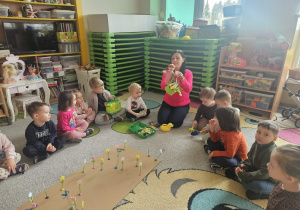 Przeliczanie kwiatków w ogródku prowizorycznym, nauka kolorów.