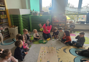 Przeliczanie kwiatków w ogródku prowizorycznym, nauka kolorów.