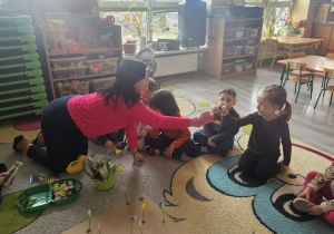 Przeliczanie kwiatków w ogródku prowizorycznym, nauka kolorów.