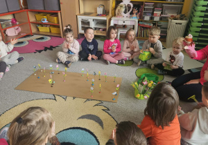 Przeliczanie kwiatków w ogródku prowizorycznym, nauka kolorów.