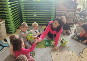 Przeliczanie kwiatków w ogródku prowizorycznym, nauka kolorów.