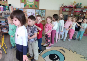 Dzieci składają życzenia jubilatowi.