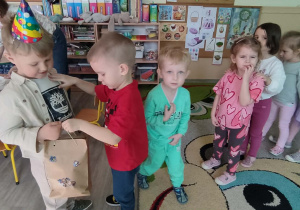 Dzieci składają życzenia jubilatowi.