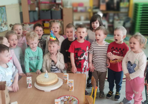 Zdjęcie grupowe z jubilatem.