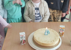 Zdjęcie grupowe z jubilatem.