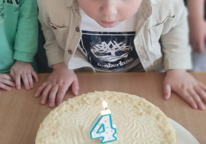 Zdjęcie grupowe z jubilatem.