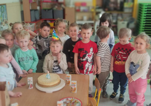 Zdjęcie grupowe z jubilatem.