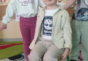 Dzieci składają życzenia jubilatowi.