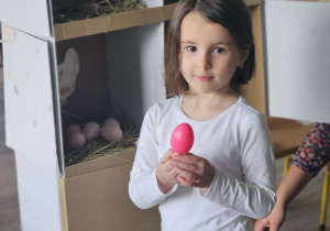 Dziecko z jajkiem różowym.