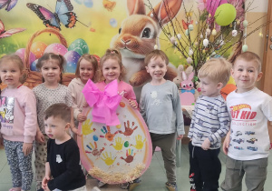 Zdjęcie grupowe z pisanką.