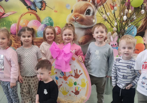 Zdjęcie grupowe z pisanką.