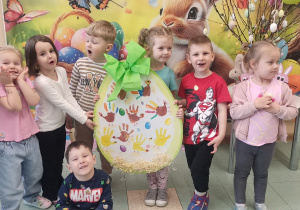 Zdjęcie grupowe z pisanką.