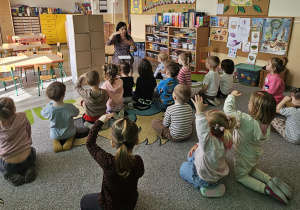 Dzieci przeliczają jajka w kurniku.