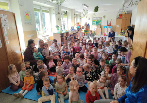 Wielkanocne spotkanie dzieci w przedszkolu.